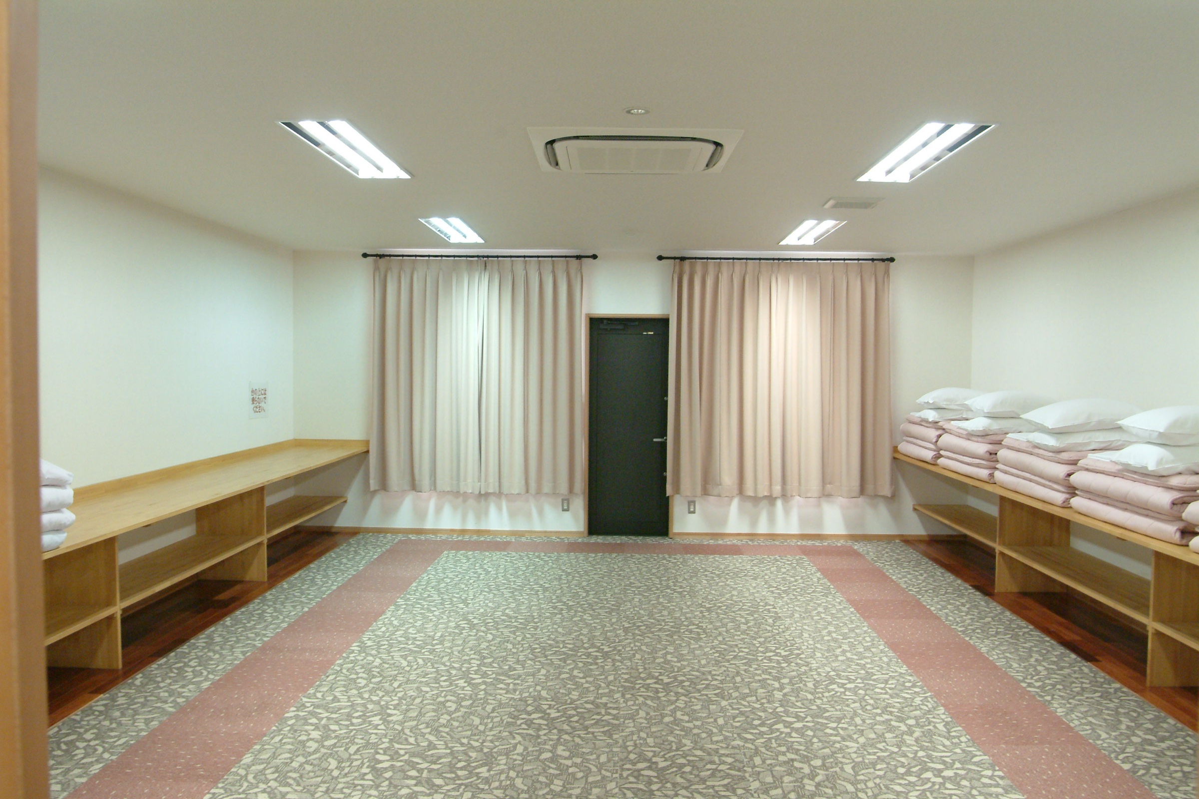 合宿棟(ロッジ)の室内